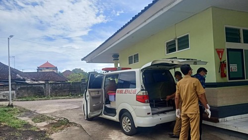 Mobil jenazah RSU Negara saat mengantar korban meninggal dengan riwayat digigit HPR, Senin (6/3/2023).