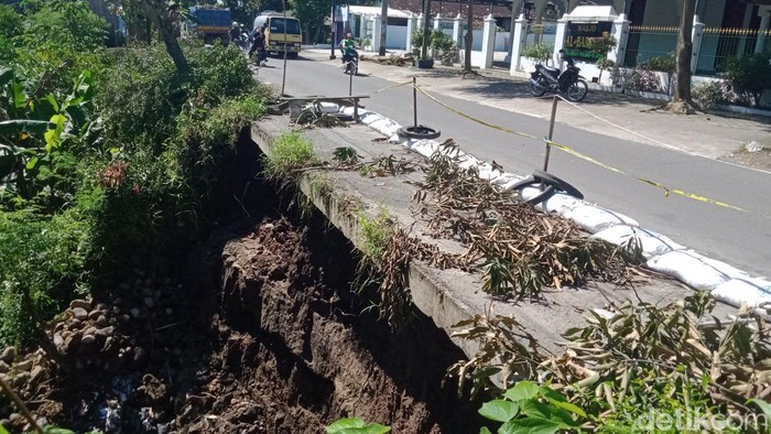 Jalan ambrol di Dusun/Desa Ngaliyan, Klaten, sedalam 5 meter dan sepanjang 15 meter, Senin (6/3/2023).