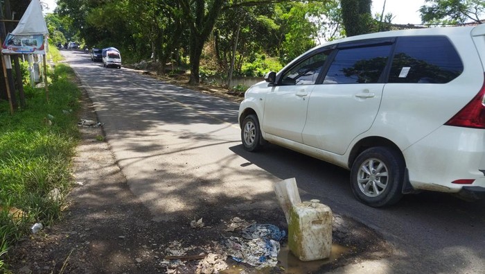 Jalan AMD Lintas Timur Rusak