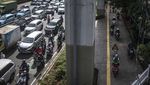 Jalan Gatsu Macet Sih, tapi Motor Nggak Lewat Trotoar Juga Kali!