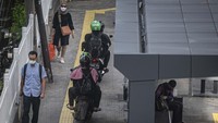 Aksi menerobos trotoar tersebut melanggar hak pejalan kaki dan penyandang disabilitas serta dapat dikenai hukuman sesuai pasal 284 dengan ancaman denda Rp500 ribu.  
