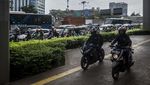Jalan Gatsu Macet Sih, tapi Motor Nggak Lewat Trotoar Juga Kali!