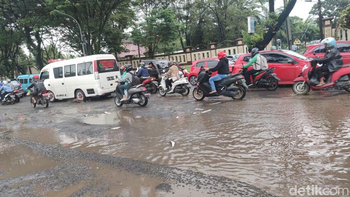 Jalan Perintis Kemerdekaan Makassar, Sulsel, rusak parah penuh lubang.