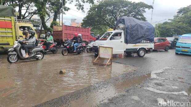 Jalan Perintis Kemerdekaan Makassar, Sulsel, rusak parah penuh lubang.