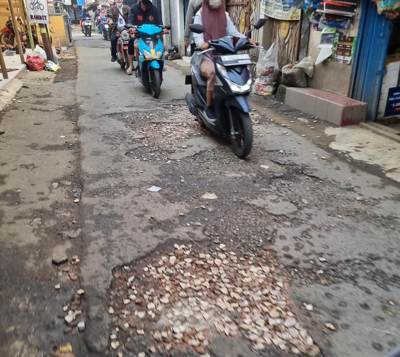 Jalan rusak menuju Stasiun Citayam (Haris-detikcom)