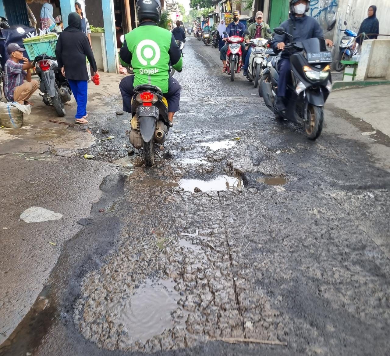 Jalan rusak menuju Stasiun Citayam (Haris-detikcom)