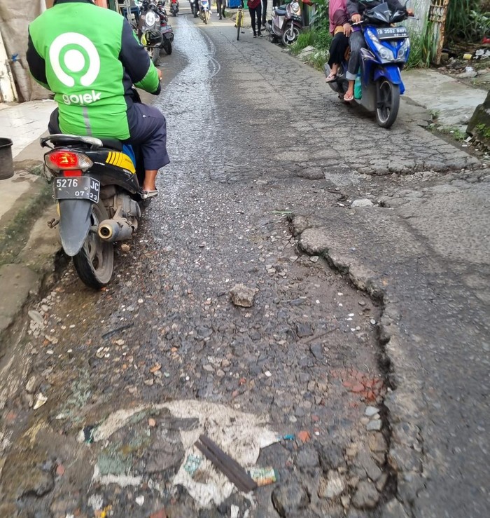Jalan rusak menuju Stasiun Citayam (Haris-detikcom)