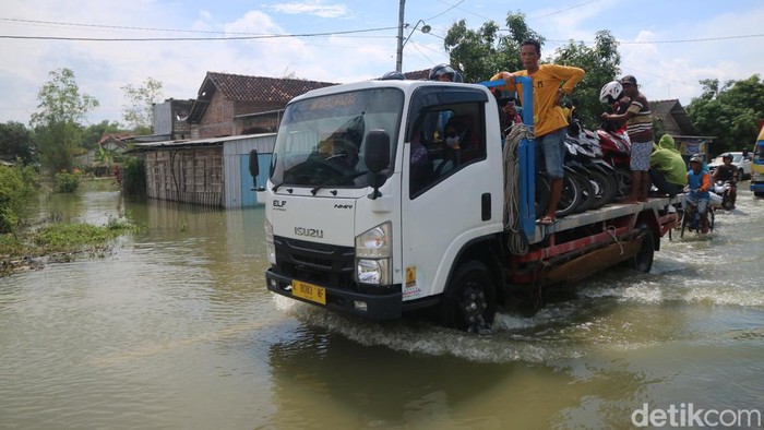 Jasa ojek truk di jalan alternatif Pati-Rembang di Jakenan, Kabupaten Pati, laris manis. Foto diambil Senin (6/3/2023).