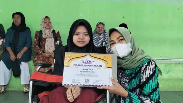 Meskipun dilanda keterbatasan, dua bersaudara disabilitas, Gilang Romadon dan Fadilah Aulia tetap mendulang prestasi. Yuk, bantu mereka lewat berbuatbaik.