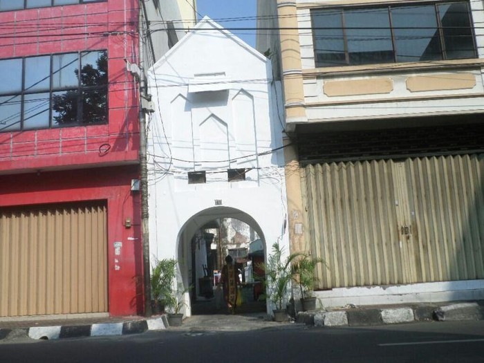 Surabaya merupakan kota metropolitan sebagai pusat bisnis dan perekonomian di Jawa Timur. Tak banyak yang tahu, di masa lalu pernah ada keraton di Surabaya.