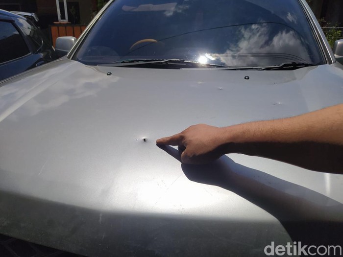 Kap mobil yang dibacok pemotor di kawasan Mertoyudan, Magelang, Senin (6/3/2023) pagi.