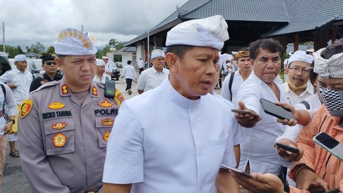 Kapolda Bali Irjen Putu Jayan Danu Putra diwawancarai di kawasan Pura Besakih, Karangasem, Senin (6/3/2023).