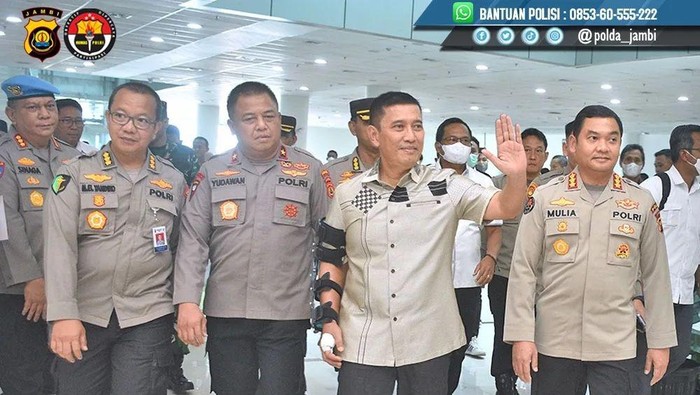 Kapolda Jambi Irjen Rusdi Hartono kembali ke Jambi. Dia akan melanjutkan pemulihan di Jambi setelah kondisi membaik usai dirawat di RS Polri Kramat Jati. (IG @polda_jambi)