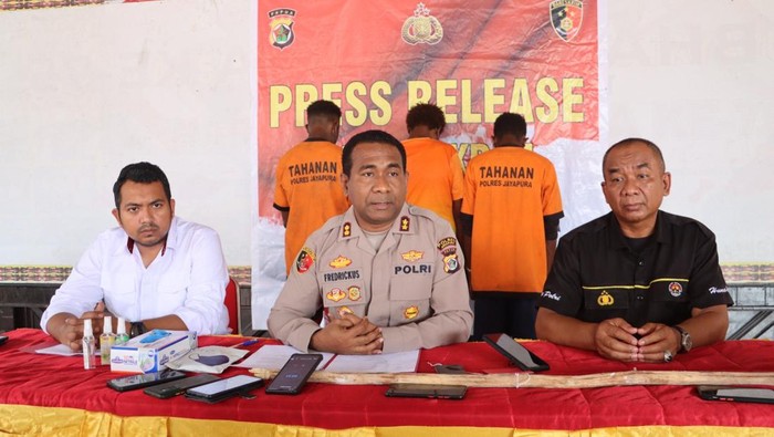 Kapolres Jayapura AKBP Frederickus W.A Maclarimboen mengungkap kasus pembunuhan terhadap sopir truk yang dituduh penculik anak.