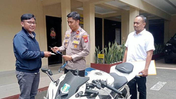 Kapolsek Setiabudi Kompol Arif Purnama Oktora mengembalikan motor sport anak kos yang sempat hilang dicuri.