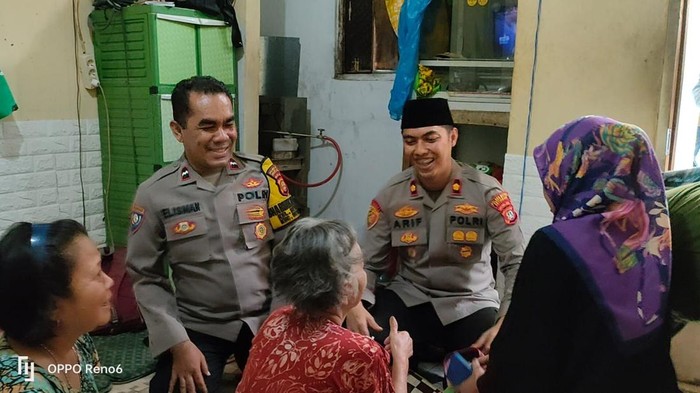 Kapolsek Setiabudi Kompol Arif Purnama Oktora menjenguk lansia yang ternyata istri tukang parkir di sekolah semasa SMA-nya dulu