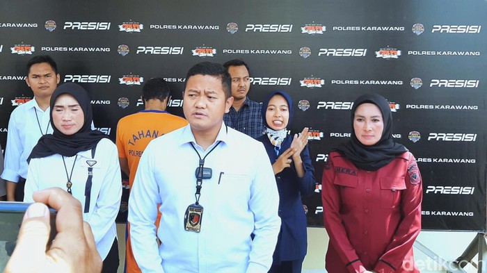 Kasat Reskrim Polres Karawang AKP Arief Bastomy saat merilis pelecehan puluhan siswi SD di Karawang