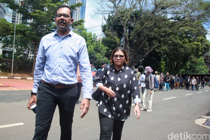 Haris-Fatia diserahkan ke kejaksaan hari ini terkait kasus pencemaran nama baik Menko Marves Luhut Binsar Pandjaitan. Keduanya dilimpahkan ke Kejari Jaktim.