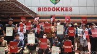 Haris dan Fatia didampingi sejumlah pengacara dan simpatisan yang membawa berbagai poster dukungan untuk keduanya.   