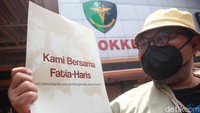 Pantauan detikcom, Haris Azhar dan tim kuasa hukum langsung meninggalkan Polda Metro Jaya setelah menyelesaikan pemeriksaan administratif sebelum pelimpahan tahap 2 ini.