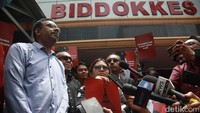 Haris Azhar dan Fatia Maulidiyanti sendiri sudah tiba di Polda Metro Jaya pukul 10.35 WIB tadi. Keduanya berada di Biddokkes Polda Metro untuk pengecekan kesehatan seperti tensi darah sebelum pelimpahan ke Kejari Jakarta Timur. 