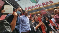 Kedatangan keduanya untuk pelimpahan tahap 2 berkas penuntutan (P21). Haris dan Fatia akan diadili atas kasus dugaan pencemaran nama baik terhadap Menteri Koordinator Bidang Maritim dan Investasi (Menko Marves) Luhut Binsar Panjaitan.