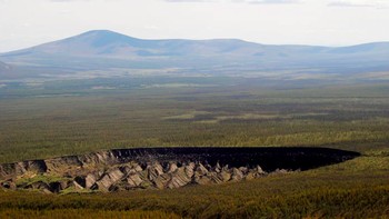Kawah ini mulai terbentuk pada tahun 1960-an setelah sebagian besar hutan Siberia dibabat habis. Tanah itu masih bisa tertahan karena tanah permafrost dan wilayahnya kurang terjamah manusia. Pohon-pohon tinggi yang berdiri berdekatan satu sama lain menaungi tanah beku tersebut dari Matahari. Foto: Alexander Gabyshev/Siberian Times