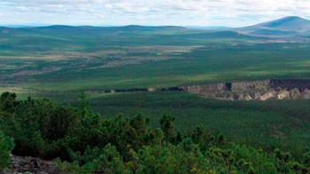 Dari ketiadaan, kawah tersebut telah berhasil melebar sejauh 1 kilometer dan kedalamannya mencapai 86 meter. Perluasan kawah di tahun 1940-an terjadi sangat signifikan karena tingginya peningkatan konsumsi bahan bakar yang terutama disebabkan oleh Perang Dunia II. Foto: Alexander Gabyshev/Siberian Times