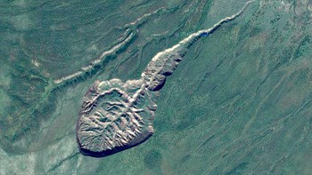 Efek dari Revolusi Industri juga turut berdampak pada melebarnya Kawah Batagaika. Di zaman Revolusi Industri, karena proses manufaktur banyak menggunakan banyak bahan bakar fosil, menciptakan karbon dioksida yang mengarah pada peningkatan suhu global. Foto: Alexander Gabyshev/Siberian Times