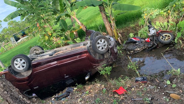 Kecelakaan mobil tabrak motor di Bone, Sulsel.
