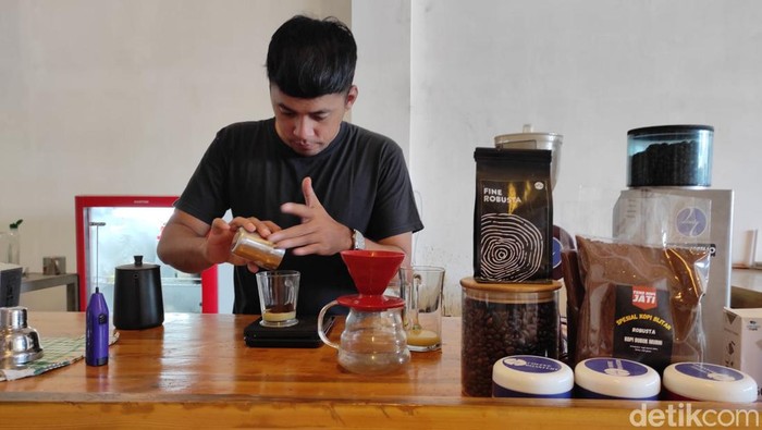Kedai kopi di Kota Blitar ini terbilang unik. Kedai bernama Toko Kopi Jati ini menyediakan menu kopi tubruk robusta yang bisa dibayar seikhlasnya.