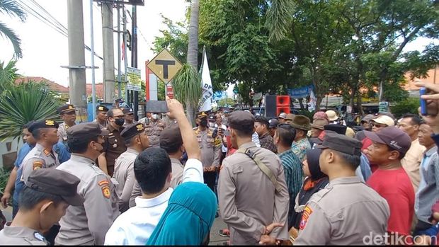 kejari lamongan didemo