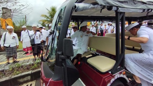 Gubernur Bali Wayan Koster menunggangi kendaraan listrik di area Pura Besakih, Senin (6/3/2023).