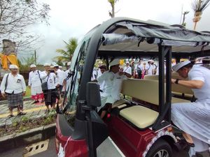 Janjikan 30 Kendaraan Listrik di Pura Besakih, Koster Todong BUMN