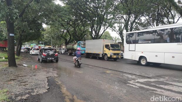 Kerusakan Jalan di Perintis Kemerdekaan Makassar, Sulsel.