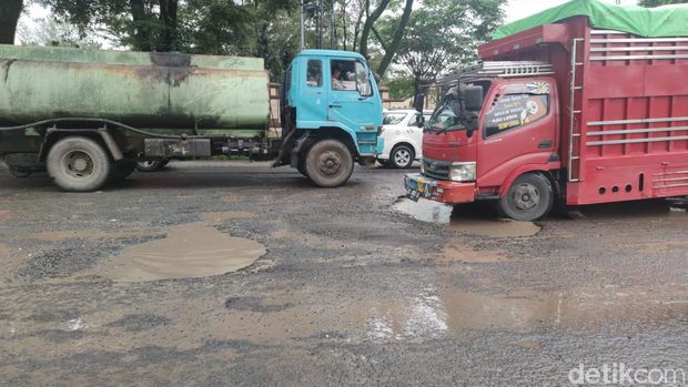 Kerusakan Jalan di Perintis Kemerdekaan Makassar, Sulsel.