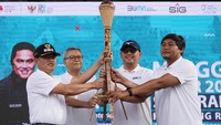 Direktur SDM dan Umum SIG Agung Wiharto (kedua kiri) bersama Wakil Bupati Semarang M. Basari (kiri) membawa obor estafet saat membuka acara Jalan Sehat Bersama BUMN 2023 di Kampoeng Rawa, Ambarawa, Kabupaten Semarang, Jawa Tengah, Minggu (5/3). 