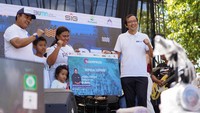 SIG juga membagikan sejumlah doorprize mulai dari sepeda motor listrik, sepeda listrik, sepeda lipat, kulkas, smart TV, mesin cuci, kipas angin, kompor, serta hadiah menarik lainnya bagi para peserta yang beruntung. Acara juga turut dimeriahkan dengan pameran berbagai produk UMKM binaan perusahaan BUMN.
