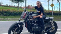 Potret manis Kia Poetri yang hobi main motor. (Foto: dok Instagram)