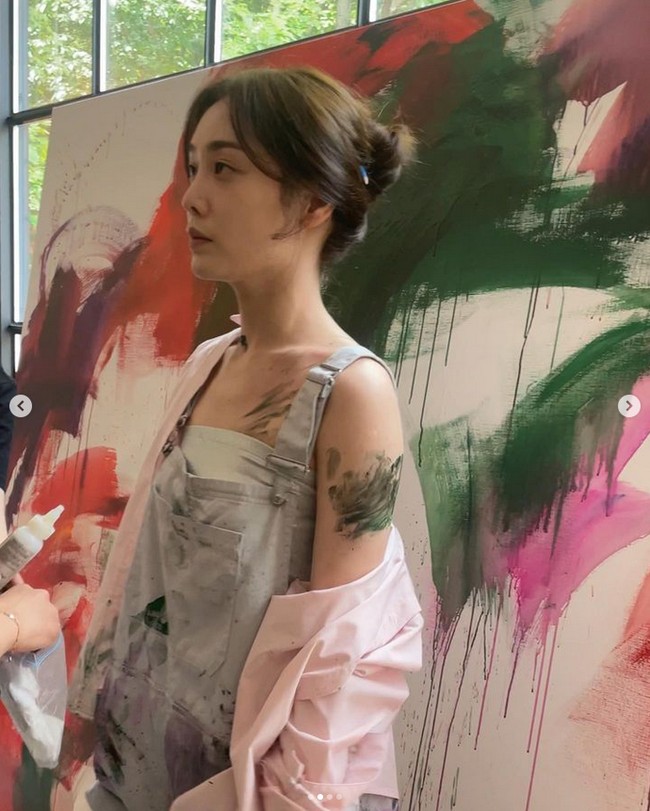 Kepada Allure Korea, Kim Hieora mengungkap alasannya. Dia sengaja tampil tanpa bra untuk menghidupkan karakter Lee Sa Ra yang nyentrik dan gila. Foto: Instagram