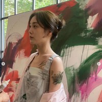 Kepada Allure Korea, Kim Hieora mengungkap alasannya. Dia sengaja tampil tanpa bra untuk menghidupkan karakter Lee Sa Ra yang nyentrik dan gila. Foto: Instagram