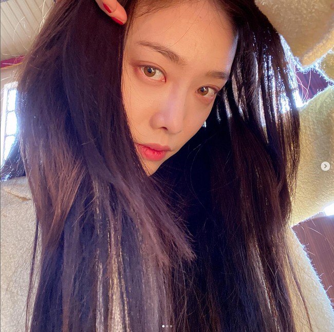 Karakter Kim Hieora adalah anak pendeta yang berujung jadi pecandu narkoba. Dia ikut menindas Song Hye Kyo dalam drama Korea The Glory. Foto: Instagram