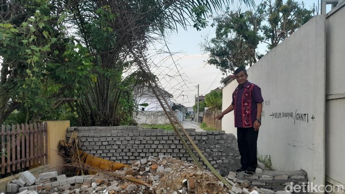 Kol (Purn) H Silitonga yang menutup akses jalan ke perumahan dengan membangun tembok (Nizar Aldi/detikSumut)