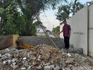 Kala Pensiunan TNI Tembok Jalan Menuju Perumahan di Medan