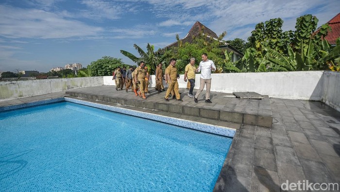 kolam renang jambangan