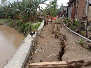 Bibir Sungai di Dompu Retak, 10 Rumah Warga Terancam Ambles