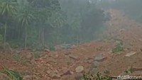 Tanah longsor terjadian pada Senin (6/3/2023) pukul 11.15 WIB. Tanah longsor besar di lereng bukit yang menimpa perkampungan sampai ke jalan raya.