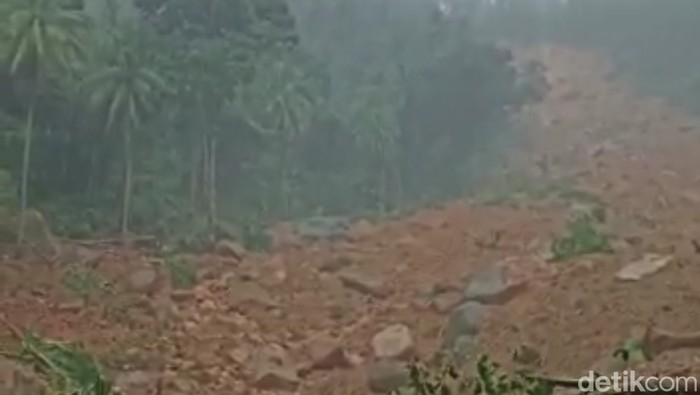 Kondisi longsor di Natuna, Kepri. Kondisi longsor di Natuna, Kepri.