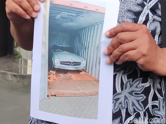 Koordinator Masyarakat Antikorupsi Indonesia (MAKI), Boyamin Saiman, menunjukkan foto mobil mewah yang diduga diselundupkan di Pelabuhan Tanjung Emas Semarang, Senin (6/3/2023).