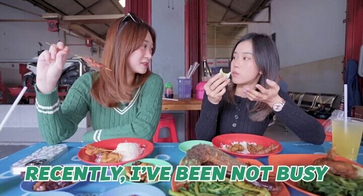 Livy Renata makan di warung kaki lima